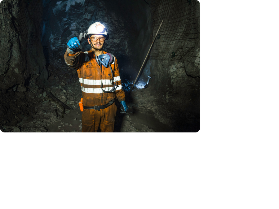 Miner underground with Rapid dashboard showing people onsite and onsite compliance